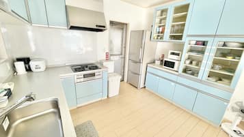 Refrigerador, microondas, placa de cocina, lavavajillas