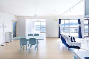 Casa família, 2 quartos, sacada, vista para o oceano (Sea Shell Marine KAKISAKI) | Área de estar | TV de tela plana
