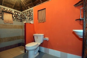 Standard Fan Bungalow | Bathroom | Shower, free toiletries, towels