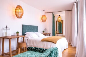 Ropa de cama de alta calidad, escritorio y sistema de insonorización 