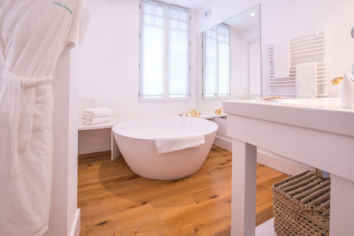 deluxe double room | deep-soaking bathtub