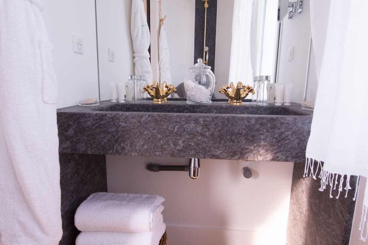 superior double room, balcony | bathroom | free toiletries, hair dryer, bathrobes, towels