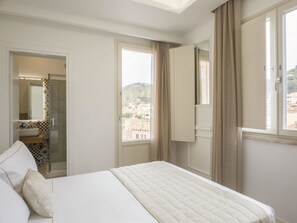 Premium bedding, down comforters, minibar, desk