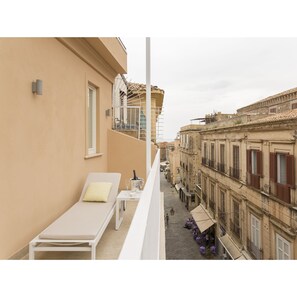 Suite con Terrazzo | Premium bedding, down comforters, minibar, desk - Townhouse Tropea (Tropea)