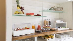 A buffet setup with various food items and beverages. - Townhouse Tropea (Tropea)