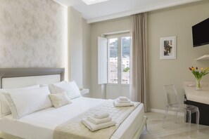 Camera King | Premium bedding, down comforters, minibar, desk