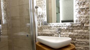 Een douche, een haardroger, een bidet, handdoeken