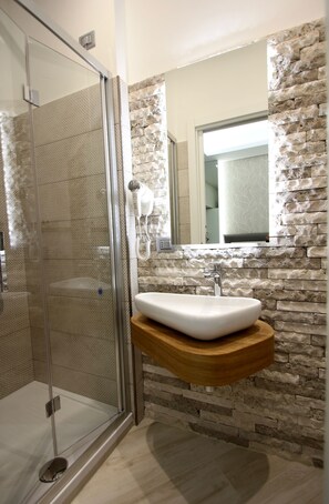 Shower, hair dryer, bidet, towels - Townhouse Tropea (Tropea)