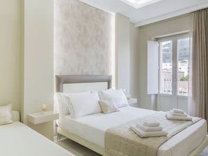 Camera King | Roupas de cama premium, edredons de pluma, frigobar, escrivaninha