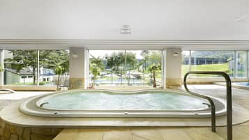 Sæsonbestemt udendørs pool, en naturpool