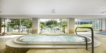 Una piscina al aire libre de temporada, una piscina natural