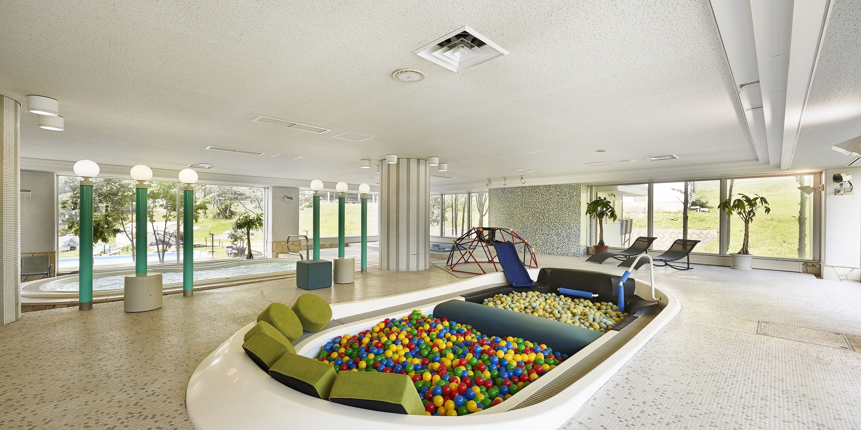 Una piscina al aire libre de temporada, una piscina natural