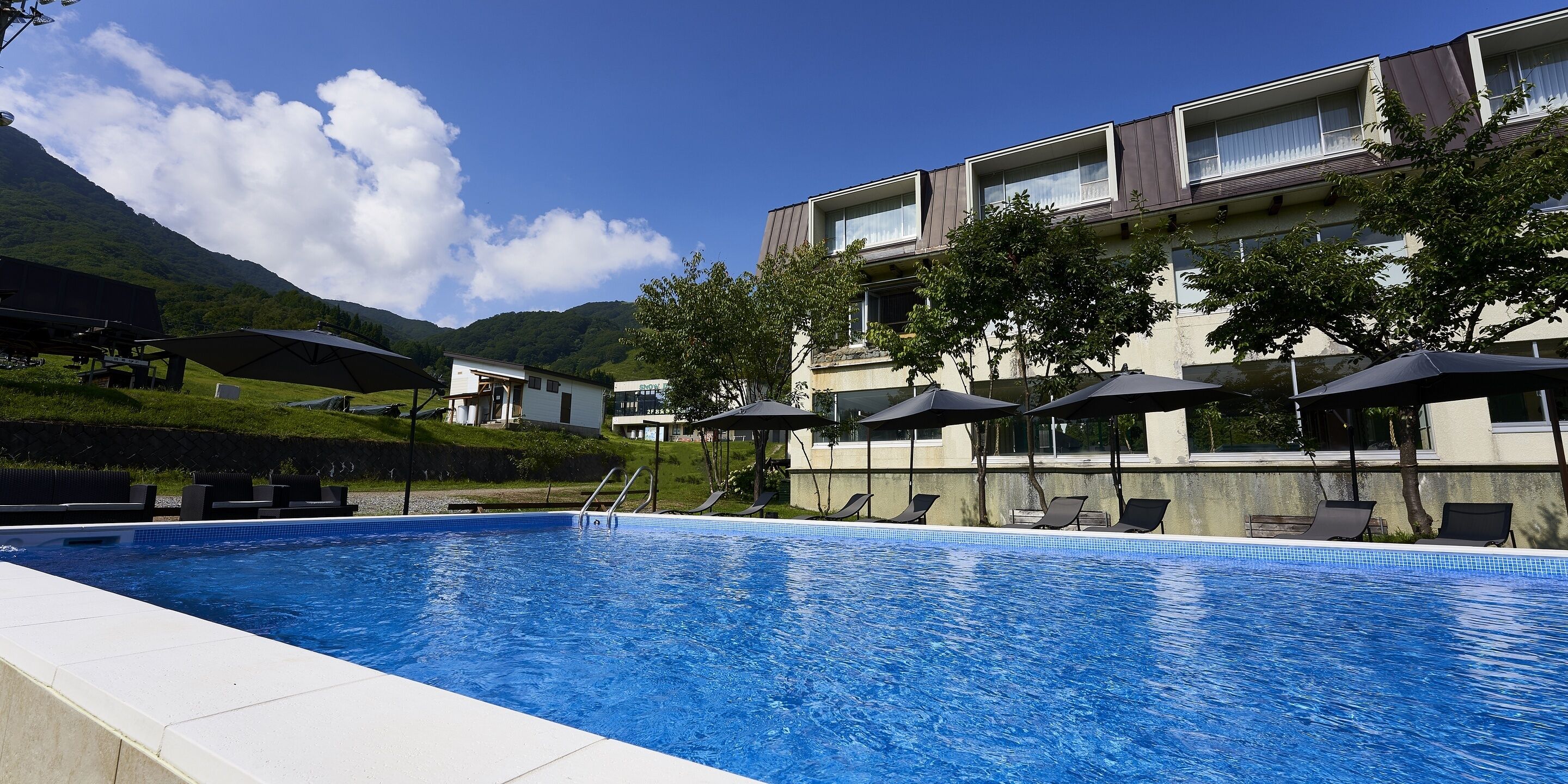 Kauden mukainen ulkouima-allas, luonnonallas