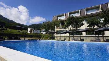 Kauden mukainen ulkouima-allas, luonnonallas