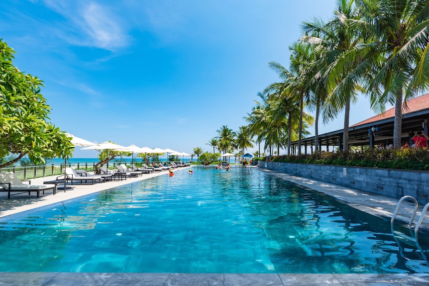 Tận hưởng một buổi chiều thư giãn bên hồ bơi trong không gian nghỉ dưỡng gần biển.