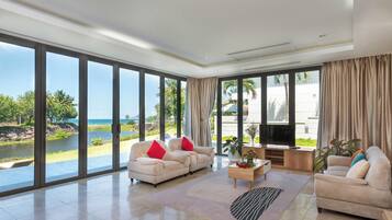 En 32-tommers Flatskjerm-TV med kabel-kanaler samt LCD-TV