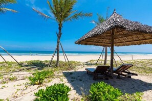 Private beach, white sand, sun loungers, beach umbrellas - Ocean Luxury Villas Danang (Da Nang)