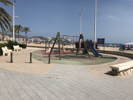 Área de juegos infantiles al aire libre