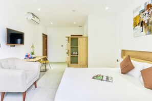 Minibar, escritorio, cortinas opacas y sistema de insonorización