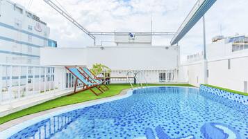 Piscine extérieure, chaises longues