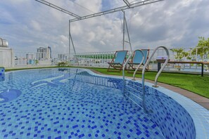 Piscine extérieure, chaises longues