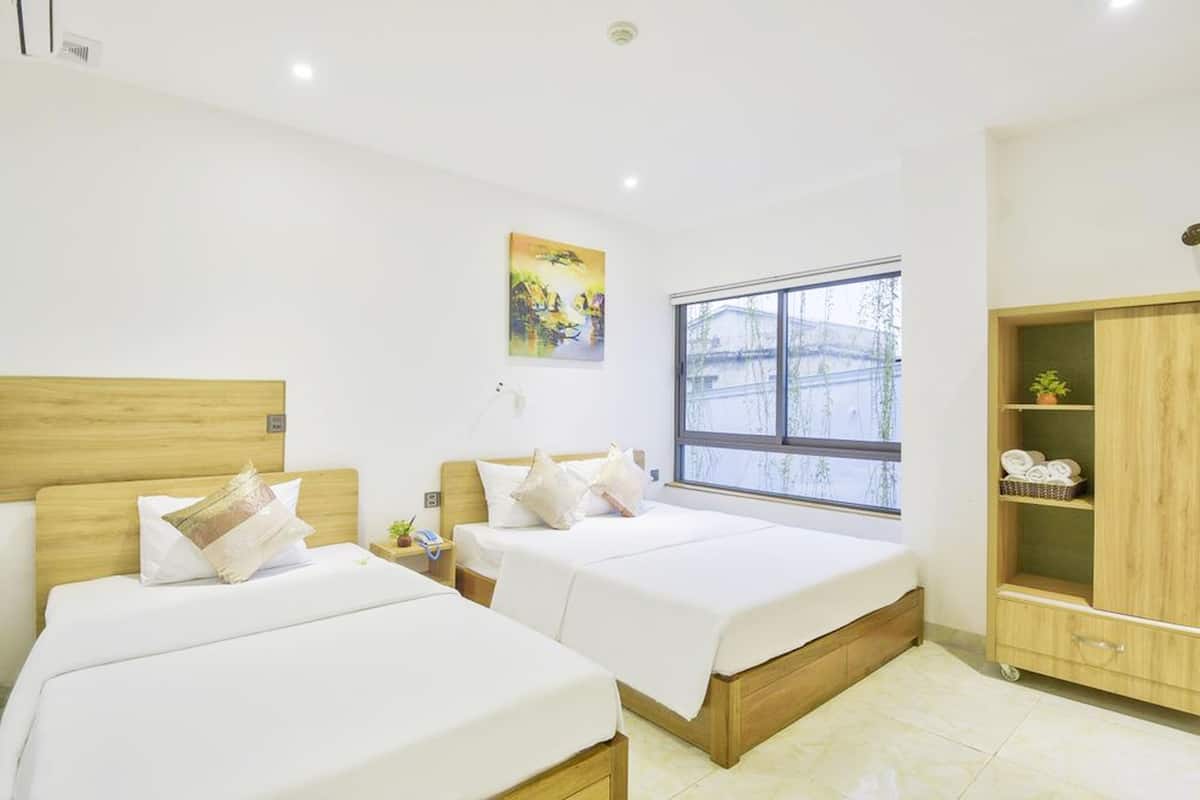 Minibar, escritorio, cortinas blackout y insonorización