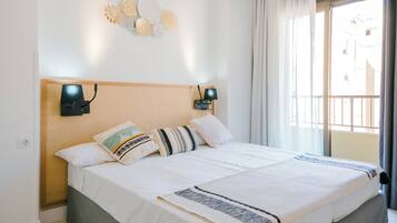 Zimmersafe, Schreibtisch, Verdunkelungsvorhänge, schallisolierte Zimmer