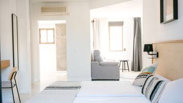Zimmersafe, Schreibtisch, Verdunkelungsvorhänge, schallisolierte Zimmer