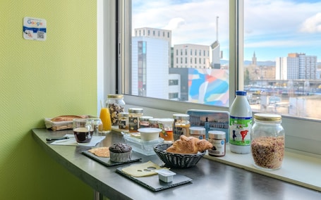 Desayuno continental diario (EUR 16 por persona). Chambres d'hôtes Au Coeur De Nancy proche gare de Nancy