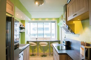 Kjøleskap, mikrobølgeovn, ovn og kokeplater