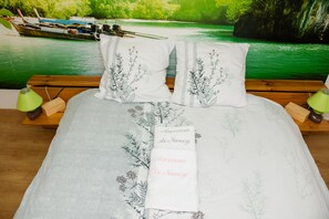 Standard Double Room, Shared Bathroom (Zen) | Premium bedding, individually decorated, individually furnished, desk - Chambres d'hôtes Au Coeur De Nancy proche gare de Nancy (Nancy)