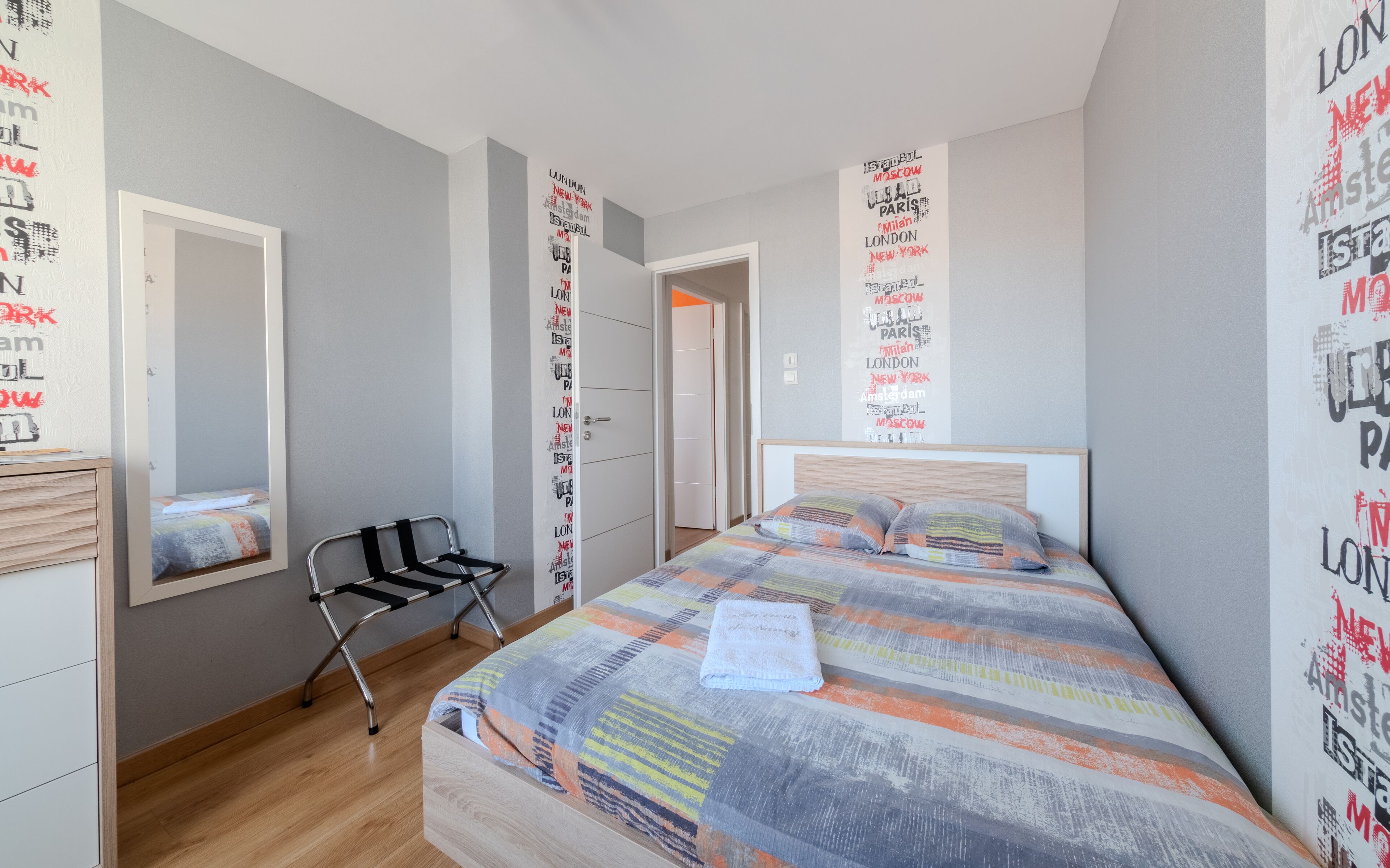 Une chambre à coucher avec un lit, une chaise et une armoire.