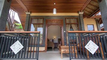 Deluxe Triple Room | Desk, rollaway beds, free WiFi