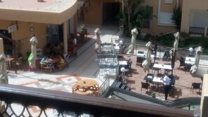Daily continental breakfast (EUR 5.00 per person)