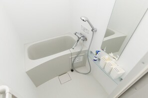 Apartamento (house) | Baño | Bañera y ducha independientes y artículos de higiene personal gratuitos