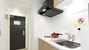 Căn hộ (house) | Bếp nhỏ riêng | Tủ lạnh, lò vi sóng, ấm điện 