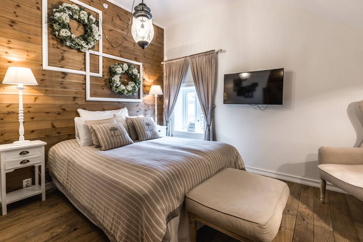 double room | 1 bedroom, desk, blackout curtains, iron/ironing board