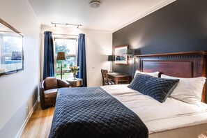 Bureau, rideaux occultants, fer et planche à repasser