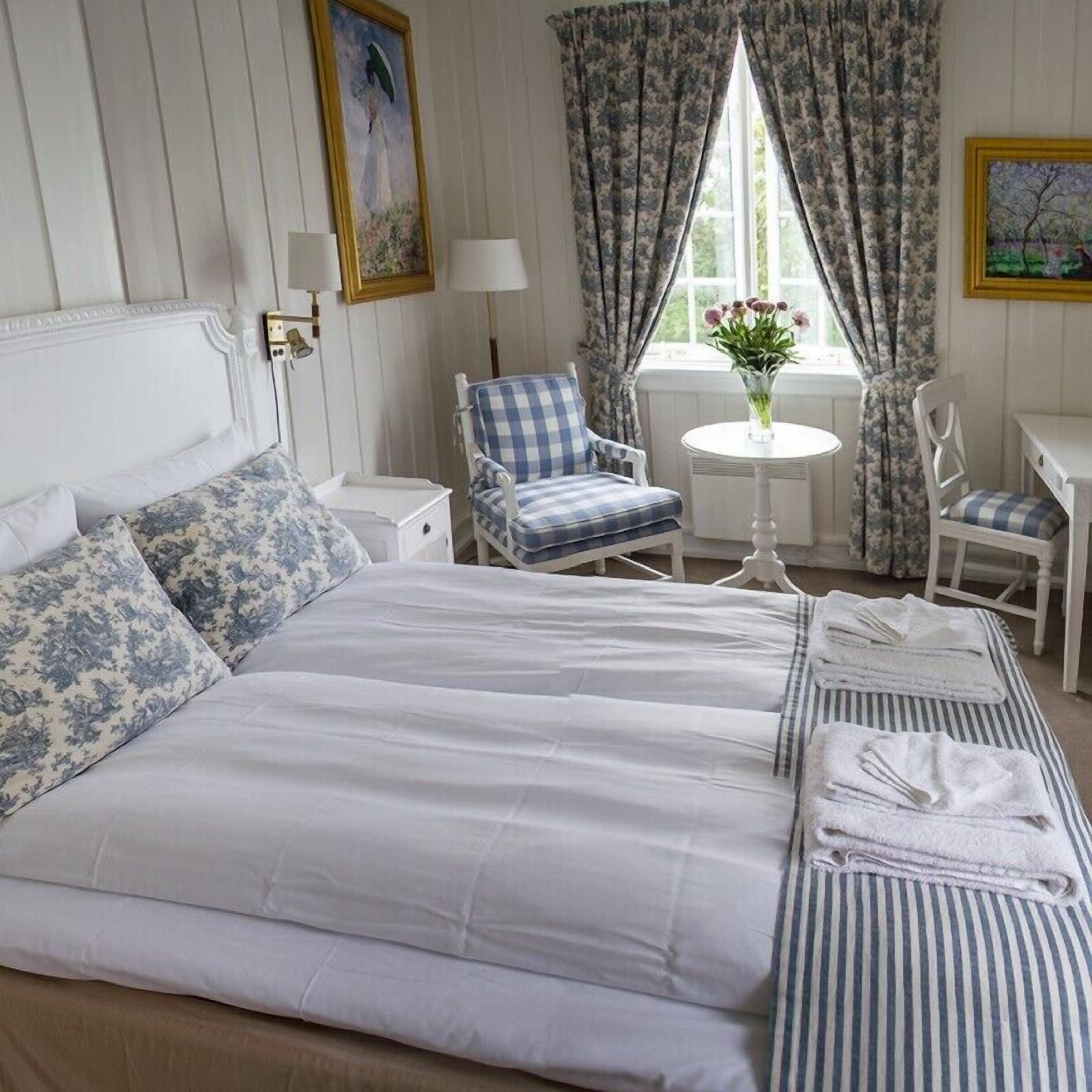 Tweepersoonskamer | Een bureau, verduisterende gordijnen, een strijkplank/strijkijzer