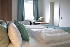 Schreibtisch, Verdunkelungsvorhänge, schallisolierte Zimmer