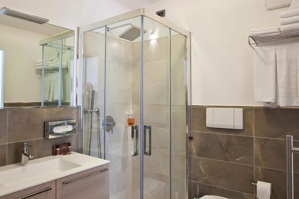 Ducha, artículos de tocador gratuitos, secador de pelo, toallas