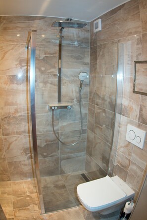 Apartamento Deluxe | Ducha del cuarto de baño