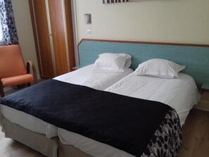 Desk, free WiFi, bed sheets - Hotel Des Bains (Saint-Jean-le-Thomas)