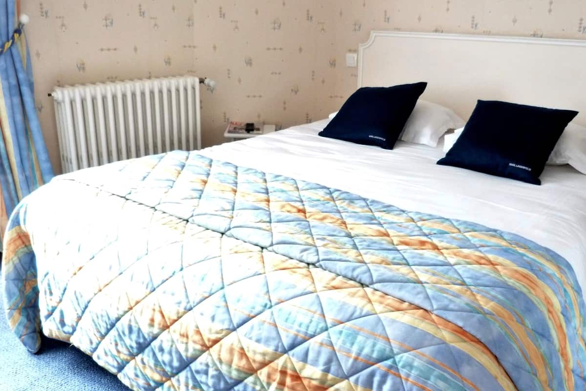 Standaard tweepersoonskamer | Een bureau, gratis wifi, beddengoed