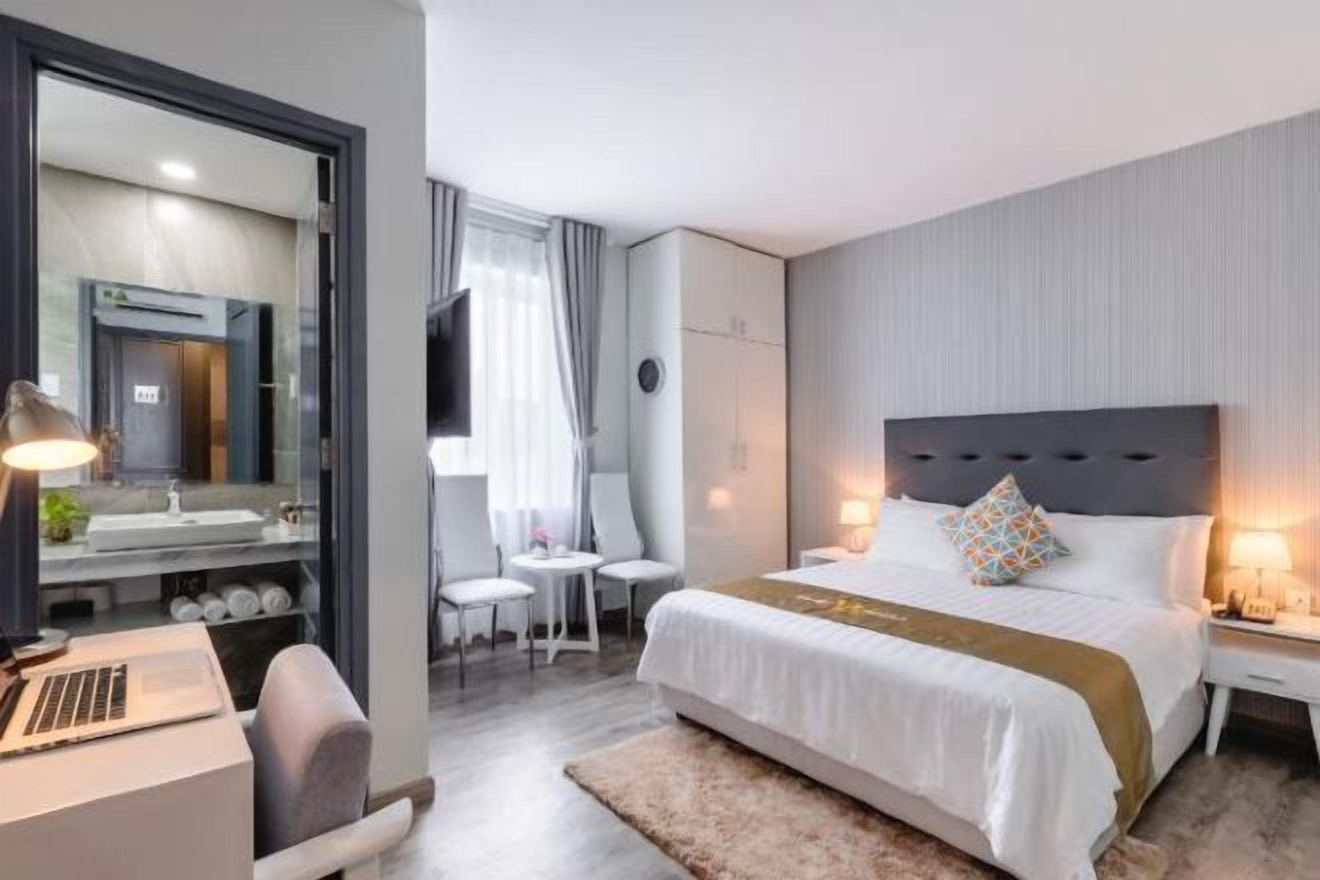 Minibar, Zimmersafe, Schreibtisch, Verdunkelungsvorhänge