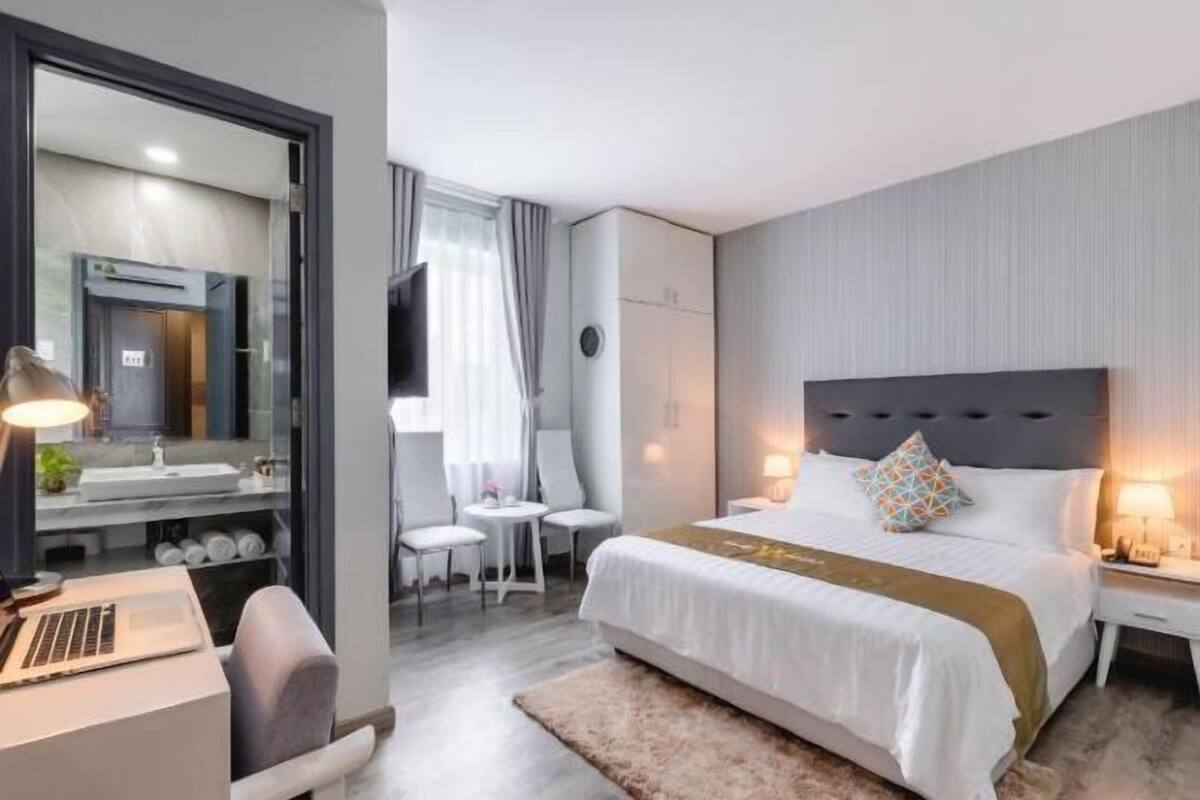 Minibar, värdeförvaringsskåp på rummet och skrivbord