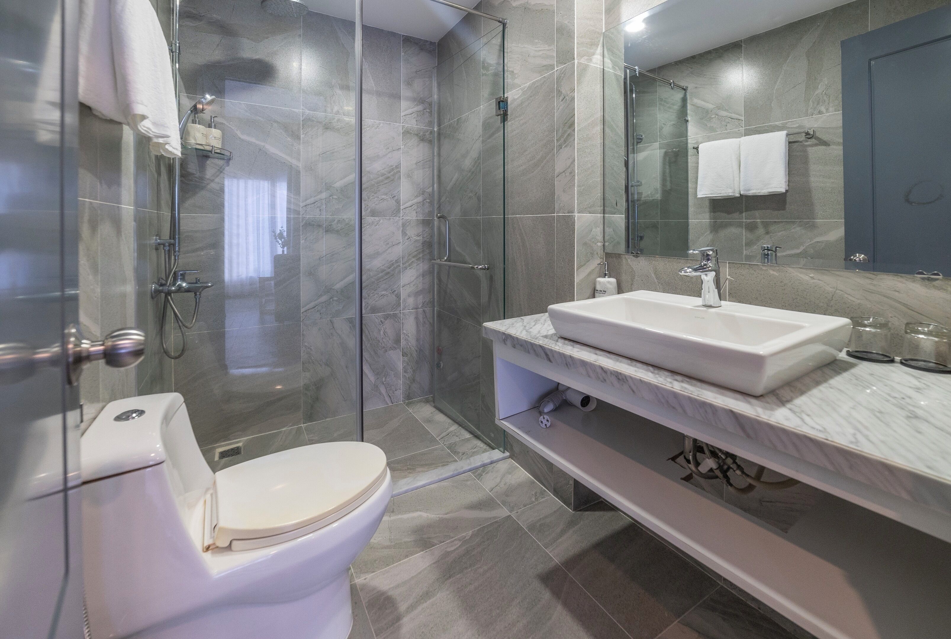 two-bedroom apartment | bathroom | shower, rainfall showerhead, free toiletries, hair dryer