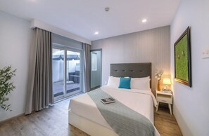 Minibar, caja de seguridad en la habitación y escritorio