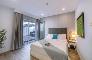 Minibar, caja de seguridad en la habitación y escritorio 