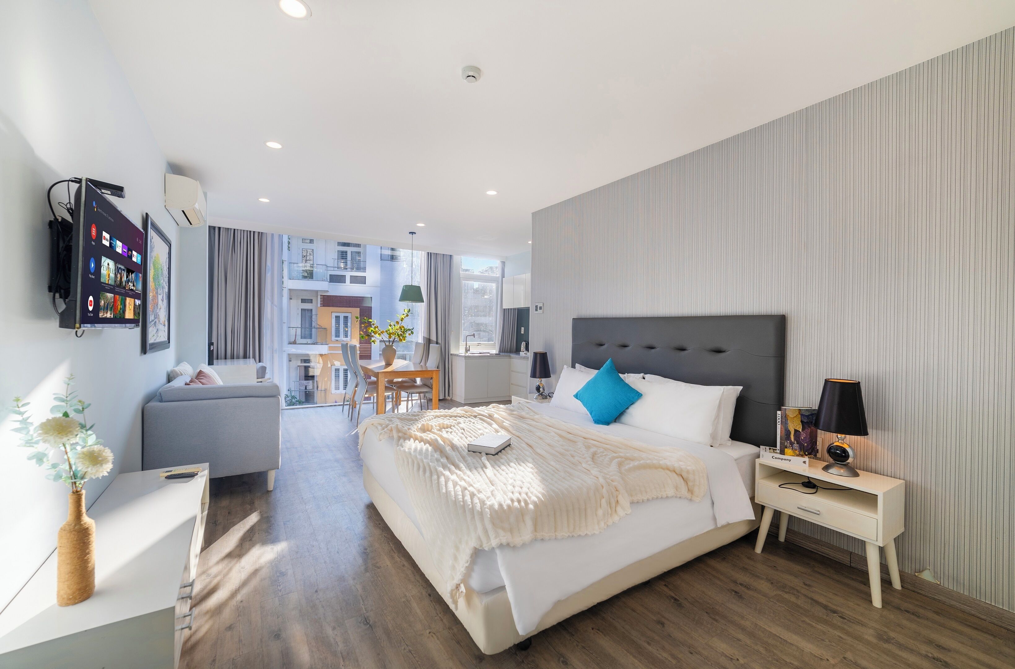 Minibar, caja de seguridad en la habitación y escritorio 